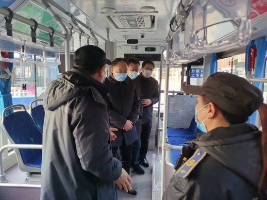 顺义区副区长刘洋检查公交车辆疫情防控工作