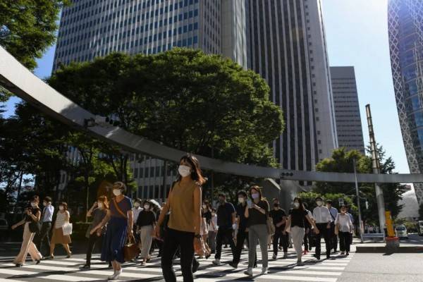 日本街头的上班族。来源：纽约时报