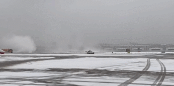 受降雪影响 大连周水子国际机场跑道暂时关闭