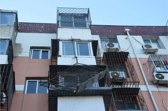 今天的风有多大？北京大兴一居民的阳台防盗窗被吹掉