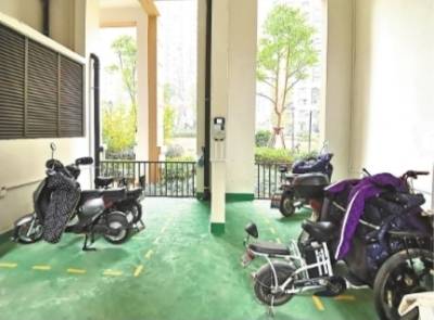光明上海府邸二期架空层设置的电动自行车充电点。记者孙笑天摄