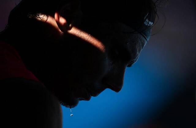 ↑2020年1月25日，西班牙选手纳达尔在澳大利亚墨尔本举行的澳大利亚网球公开赛男子单打第三轮比赛中汗如雨下。新华社记者白雪飞摄
