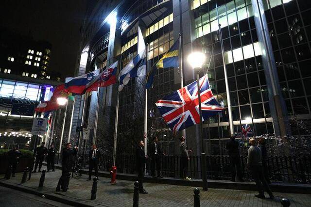 ↑2020年1月31日，在比利时布鲁塞尔的欧洲议会外，工作人员降下英国国旗。布鲁塞尔当地时间1月31日24时（英国时间1月31日23时），英国正式脱离欧盟。新华社记者郑焕松摄