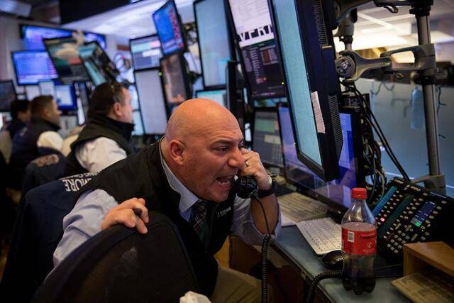 ↑2020年3月18日，交易员在美国纽约证券交易所工作。当天，纽约股市出现当月的第四次熔断。新华社发（郭克摄）