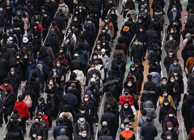 ↑2020年3月3日，人们在韩国首尔的百货商店外排队购买口罩，商家限定每人购买五只口罩。新华社记者王婧嫱摄