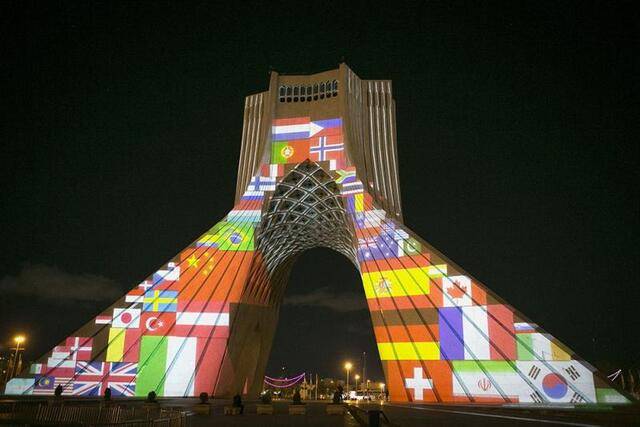 ↑2020年3月31日，伊朗首都德黑兰地标建筑自由塔上演灯光秀，为世界抗击新冠肺炎疫情加油。新华社发（艾哈迈德·哈拉比萨斯摄）