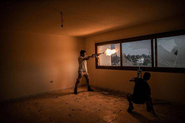 ↑2020年4月18日，在利比亚首都的黎波里，利比亚民族团结政府的武装人员与反政府武装交火。新华社发（阿姆鲁摄）