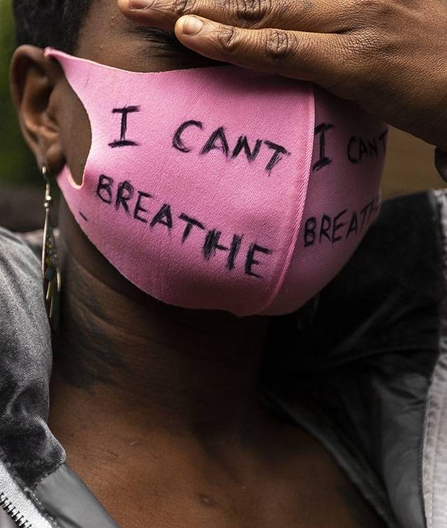 ↑2020年6月7日，一名示威者在位于英国伦敦的美国大使馆门前抗议在美国发生的针对非洲裔群体的种族歧视行为。她的口罩上写着“我不能呼吸”。新华社记者韩岩摄