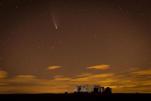 ↑2020年7月23日，在英国英格兰威尔特郡的巨石阵，新智彗星划过天际。新华社发（蒂姆·爱尔兰摄）