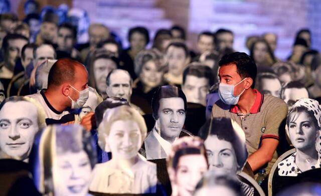 ↑2020年7月25日，埃及首都开罗的一家剧院在座椅上摆放歌星和影星的照片，帮助观众保持社交距离。新华社发（艾哈迈德·戈马摄）