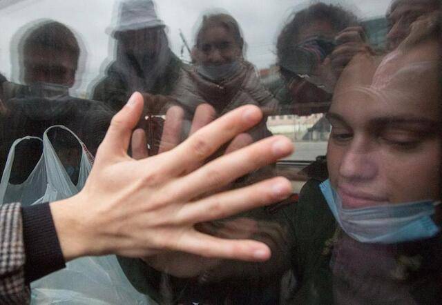 ↑2020年10月27日，在俄罗斯圣彼得堡拉达火车站，一名应征入伍的新兵隔着列车车窗与前来送行的亲友告别。新华社发（莫京娜摄）
