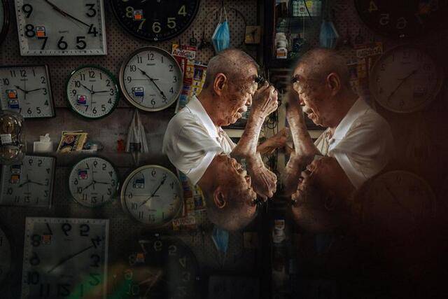 ↑2020年12月5日，在马来西亚雪兰莪州的郁昌表行，84岁的韦华师傅在维修手表。上世纪50年代中期，韦师傅开始学习维修钟表，与钟表结伴，郁昌表行他已经经营了40余年。新华社记者朱炜摄