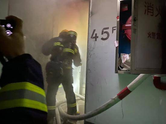 长沙一超高层住宅突发大火，消防员火场中“抢”出3人