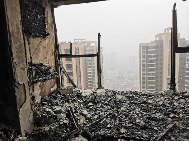 长沙一超高层住宅突发大火，消防员火场中“抢”出3人
