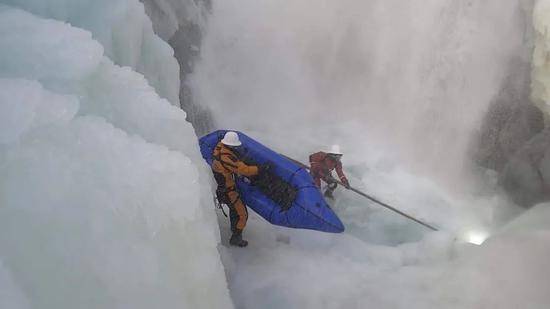 救援队在事发冰川展开深度救援。受访者供图