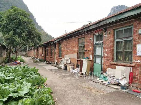 广西柳州一男子在宿舍区平房捡废旧，竟发现白骨
