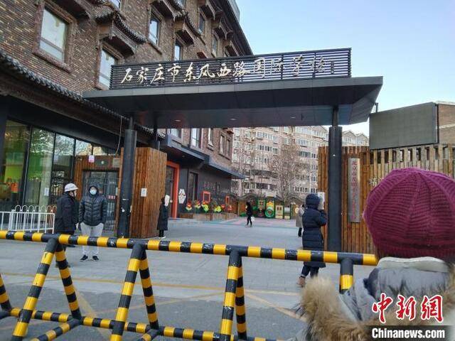 图为石家庄市东风西路国际学校门口等待接孩子的家长。张帆摄