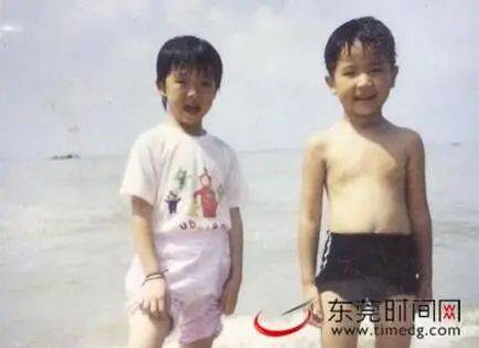 黄思静（左）小时候的照片
