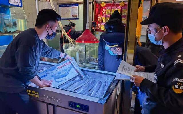 北京市昌平区市场监管局督促地下经营水产品的商户落实疫情防控整改要求。昌平区市场监管局供图