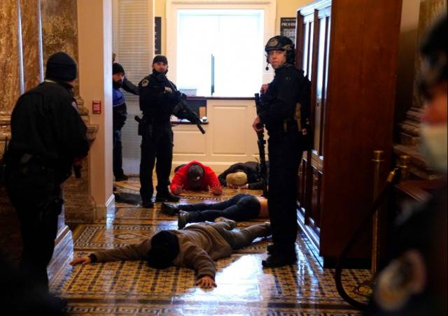 △警察在众议院会议厅外拘留示威者图片来源：盖蒂图片社