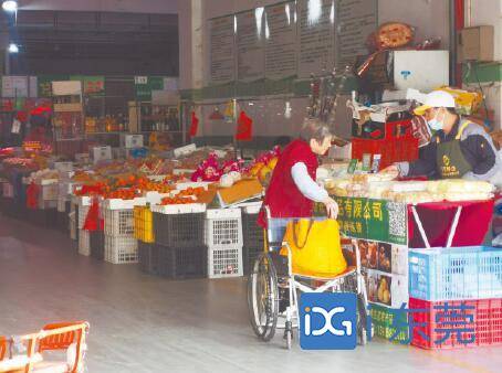 ■高埗镇下江城综合市场，商贩在招呼顾客