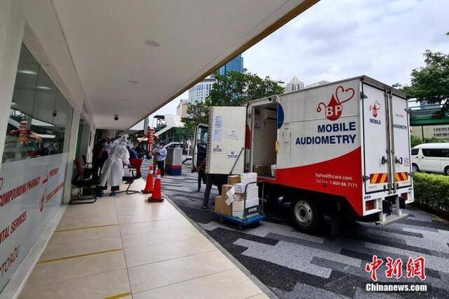 资料图：2020年10月12日，马来西亚吉隆坡一家医院的检测点旁，一辆移动检测车整装待发。中新社记者陈悦摄