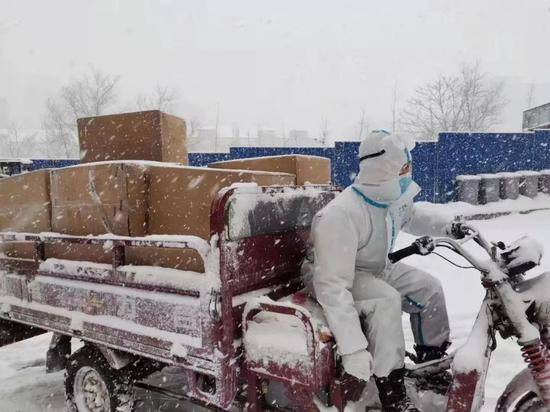 风雪中 大连这组“移动的雕塑”让人泪目