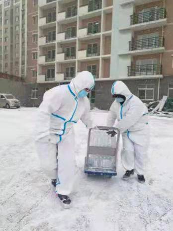 风雪中 大连这组“移动的雕塑”让人泪目