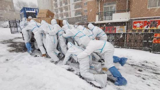 风雪中 大连这组“移动的雕塑”让人泪目