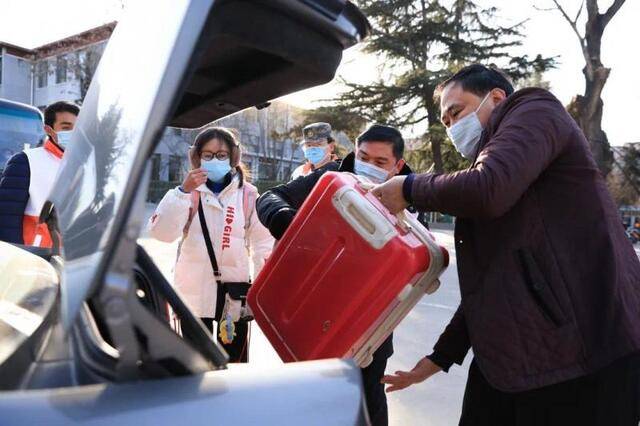 图为该校老师组织的“暖心车队”护送学生图片来自河北大学