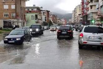 阿尔巴尼亚连续降雨 引发多地洪水和内涝