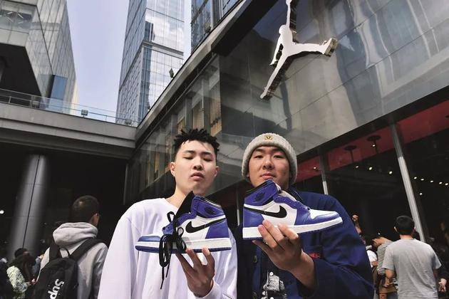 2018年3月25日，四川成都市，新款配色的AIR JORDAN 1复刻球鞋发售，吸引了众多球鞋迷深夜排队抽签等候。图/IC