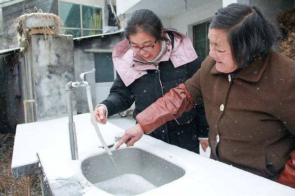 降雪降温期间，浙江省余姚市四明山镇纪检监察干部实地走访低收入农户，查看饮用水、住房安全等情况，了解干部防寒工作责任落实情况。陈燕婷摄