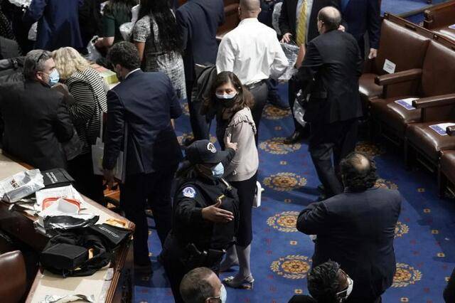 1月6日，示威者进入美国国会区域，并攻破了国会大厦，议员被紧急疏散。图自澎湃影像