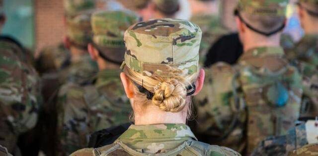 美军出现首例女兵新冠死亡病例 15名军人已死于新冠