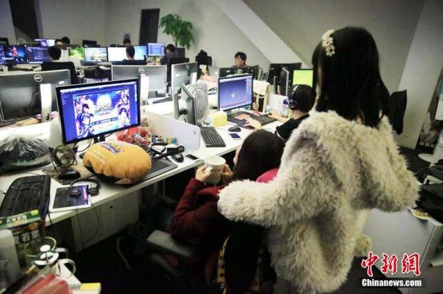 资料图：上海一游戏公司项目组特地请来两位女手游研发鼓励师，工作内容就是鼓励程序员高质量得完成开发任务。中新社发余清摄