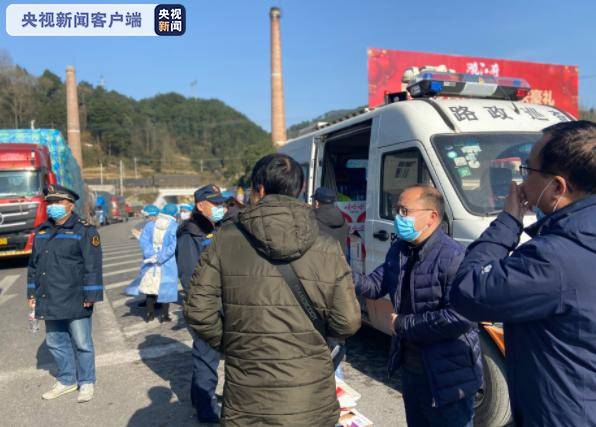 湖南新晃：130多辆货车滞留湘贵边界 新晃公路部门紧急出动排除险情