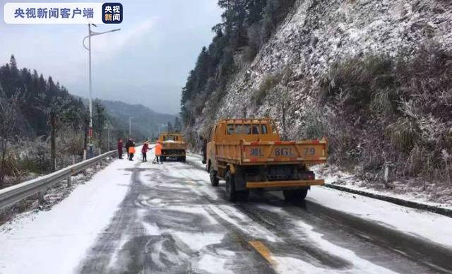 湖南新晃：130多辆货车滞留湘贵边界 新晃公路部门紧急出动排除险情