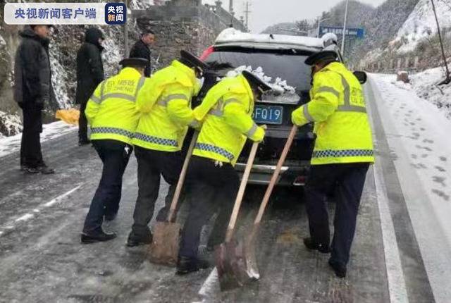 湖南新晃：130多辆货车滞留湘贵边界 新晃公路部门紧急出动排除险情