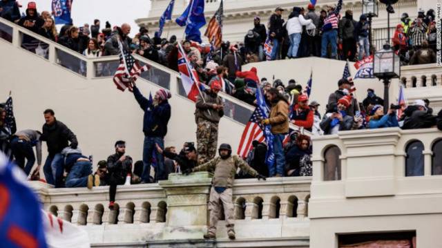 当地时间1月6日，部分特朗普支持者冲进美国国会大厦。