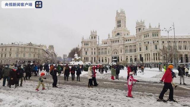 西班牙遭遇约30小时强降雪 首都交通几乎瘫痪