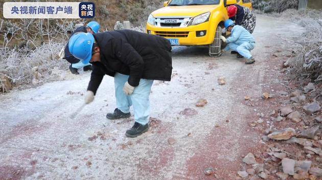 新一轮寒潮来袭 广西多地降雪道路结冰