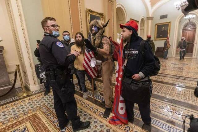 ▲1月6日，示威者在美国华盛顿国会大厦内与警察对峙。（新华社/美联）