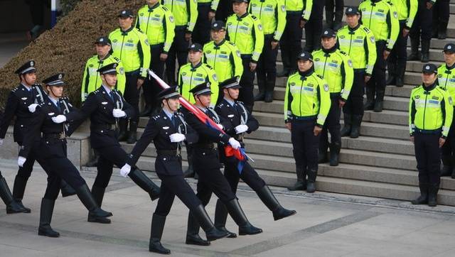 上海公安举行升旗仪式，庆祝首个“中国人民警察节”