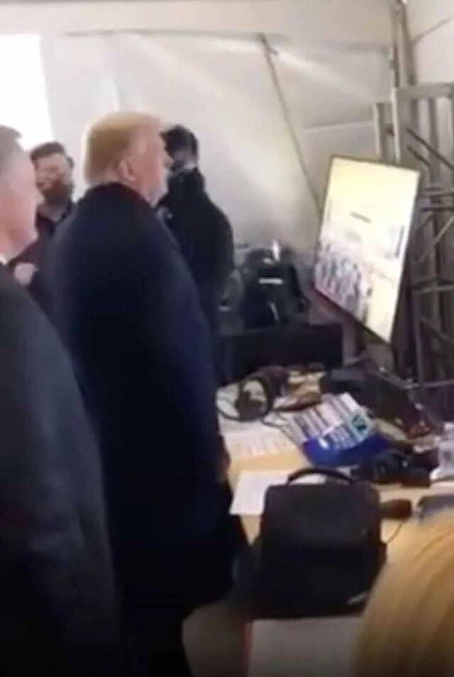 特朗普在屏幕前观看集会场景。图源：CNBC