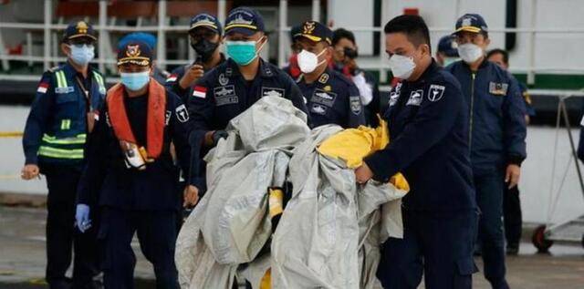 △印尼海军及空军在救援现场部分遇难者遗体被发现