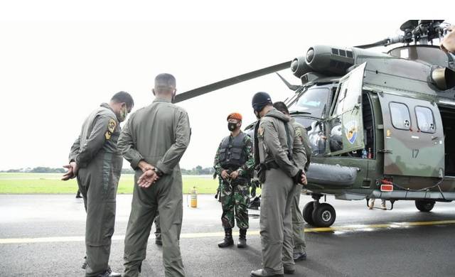△印尼海军及空军在救援现场部分遇难者遗体被发现
