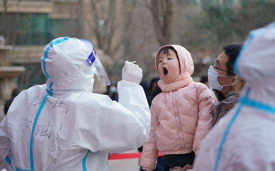 1月6日，一名小朋友在石家庄市桥西区恒大城内接受核酸采样。