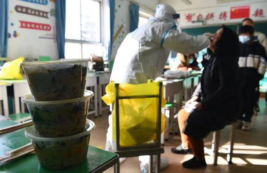 石家庄市栾城区全区医疗系统1500余人全员上岗开展核酸检测。截至1月7日13时30分，共采样24万余人份。