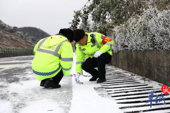 高寒山区段路面结冰，高速交警进行路面情况监测